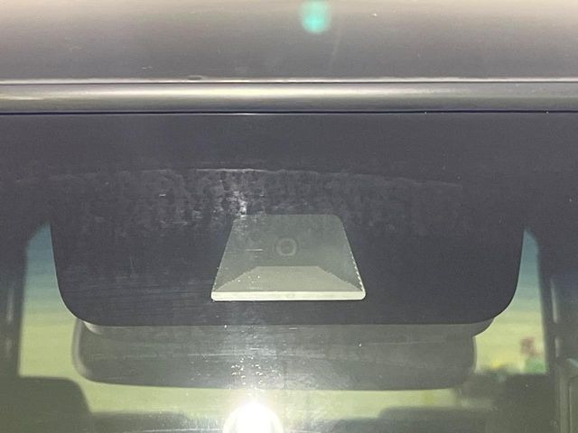 【ホンダセンシング】走行中に前方の車両等を認識し、衝突しそうな時は警報とブレーキで衝突回避と被害軽減をアシスト。より安全にドライブをお楽しみいただけます。
