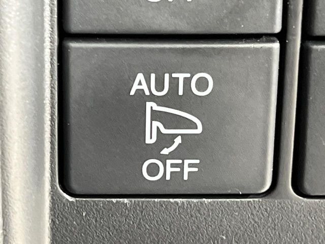 【電動格納ミラー】サイドミラーは電動格納式となっており、狭い駐車場でもキズがつくリスクを抑えられます。