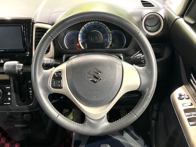 �C���e���A�ɍ��킹���f�U�C���̃X�e�A�����O�́A�^�]�������̂��Ƃ��l���A�^�]���₷���`��A�傫���ł��B�����x�A���ۂɐG���Ă��m���߂��������B