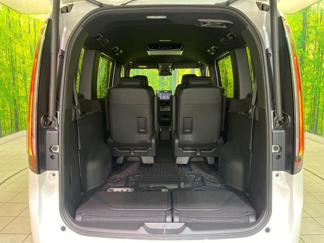 普段のお買い物や通勤、送迎等に十分な荷室スペースを確保しております。セカンドシートを倒すと、大きな荷物の積載も可能です♪