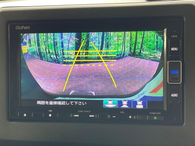 【バックカメラ】駐車時に後方がリアルタイム映像で確認できます。大型商業施設や立体駐車場での駐車時や、夜間のバック時に大活躍!運転スキルに関わらず、今や必須となった装備のひとつです!
