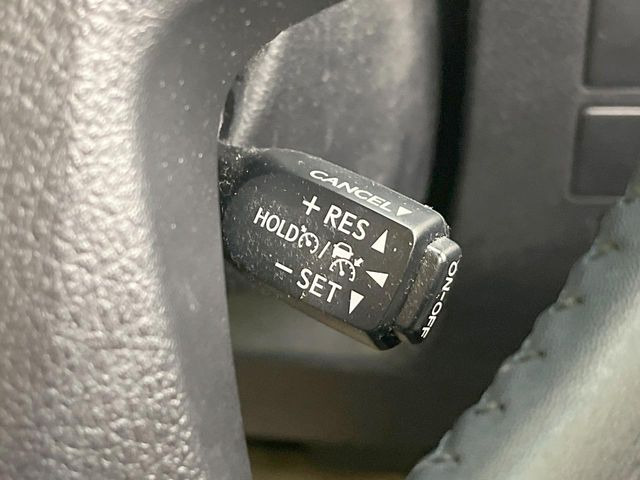 【レーダークルーズコントロール】高速道路での長距離走行が楽に!!自動で速度を保つクルーズコントロールが、衝突軽減システムと連携し、前方の車両を感知して車間を保つように速度調節してくれます!!