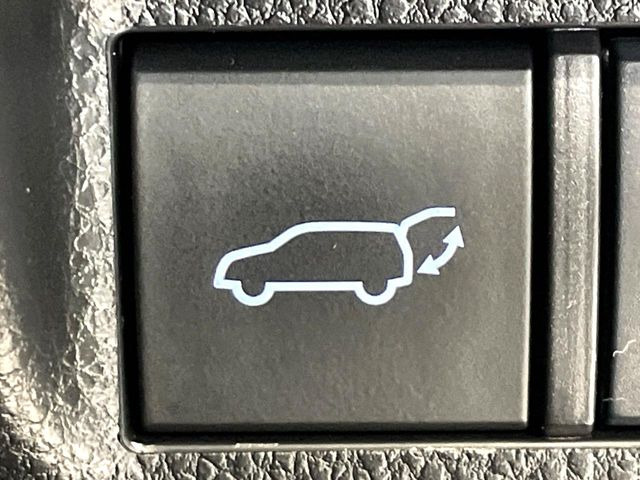 【パワーバックドア】スマートキーや運転席のボタンを押すだけでリアゲートが自動で開閉します!荷物を持っている時や、高い位置にあるバックドアを閉める際に便利な機能です♪