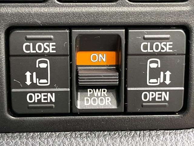 【両側パワースライドドア】スマートキーや運転席のスイッチで後席両側スライドドアの開閉が可能♪電動だから力を入れてドアを開ける必要が無く、小さなお子様でも簡単に開け閉めでき快適です♪