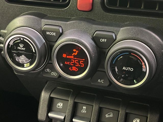 【オートエアコン】一度お好みの温度に設定すれば、車内の温度を検知し風量や温度を自動で調整。暑い&hellip;寒い&hellip;と何度もスイッチ操作をする必要はありません。快適な車内空間には必須の機能ですね♪