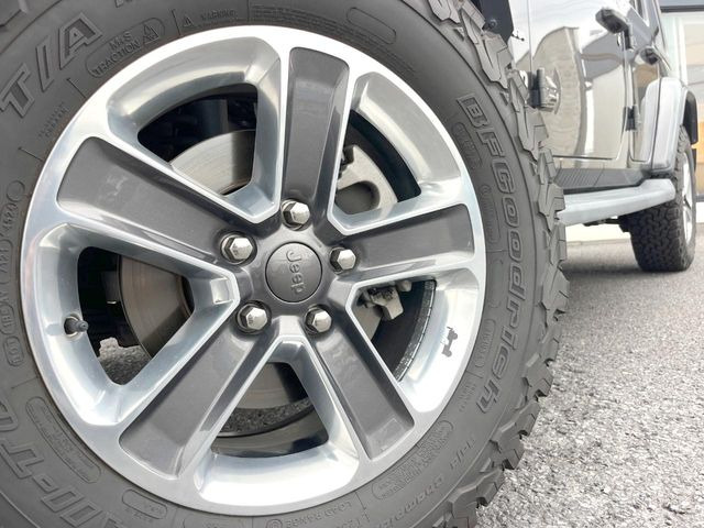 ●純正18インチアルミホイール:輸入車ならではの卓越した走りを支えるホイールと足回りです!日本車の走りに慣れている方にもぜひ体感して頂きたいほど、高いレベルでまとまっています!