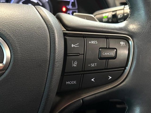 【レーダークルーズコントロール】高速道路での長距離走行が楽に!!自動で速度を保つクルーズコントロールが、衝突軽減システムと連携し、前方の車両を感知して車間を保つように速度調節してくれます!!
