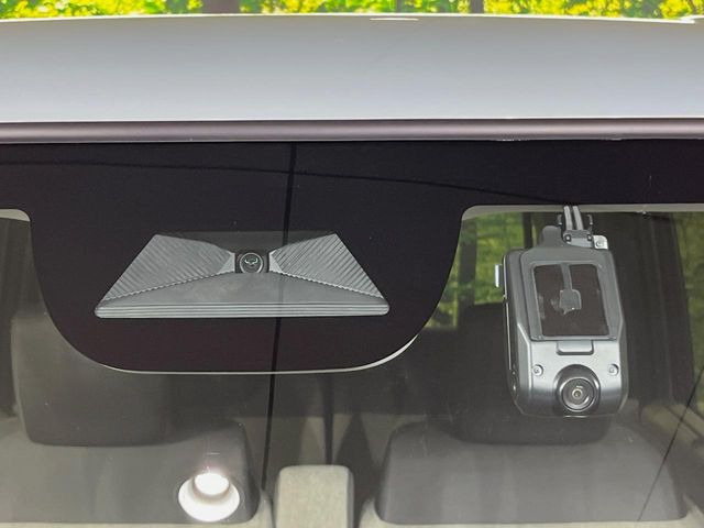【ホンダセンシング】走行中に前方の車両等を認識し、衝突しそうな時は警報とブレーキで衝突回避と被害軽減をアシスト。より安全にドライブをお楽しみいただけます。