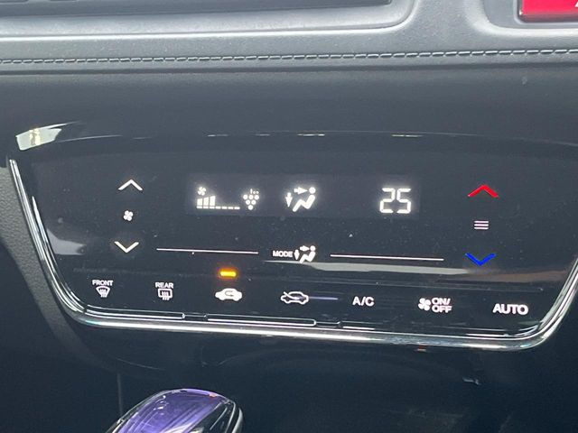 【オートエアコン】一度お好みの温度に設定すれば、車内の温度を検知し風量や温度を自動で調整。暑い&hellip;寒い&hellip;と何度もスイッチ操作をする必要はありません。快適な車内空間には必須の機能ですね♪
