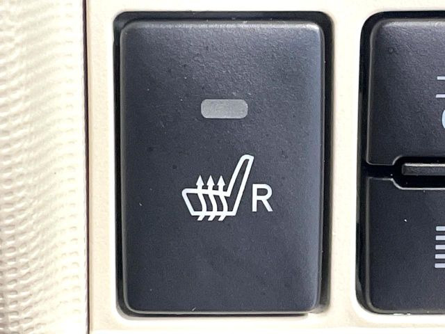 【シートヒーター】寒い日に重宝するシートヒーター!エアコンより早く温まってくれるので寒がりの人も安心ですね♪エアコンの温風は乾燥するから苦手、という方にもをおすすめです。