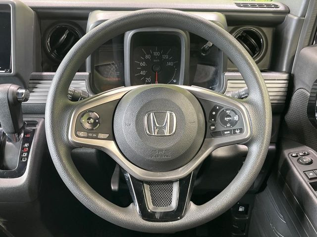 インテリアに合わせたデザインのステアリングは、運転される方のことも考え、運転しやすい形状、大きさです。是非一度、実際に触ってお確かめください。