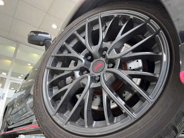 �y����18�C���`�A���~�z�C�[���z�O�ςɃ}�b�`���������A���~�z�C�[���𑕒����Ă���܂��B�e��ЊO�A���~�z�C�[����A�X�^�b�h���X�^�C�����戵�����Ă���܂��B���񂲑��k����������