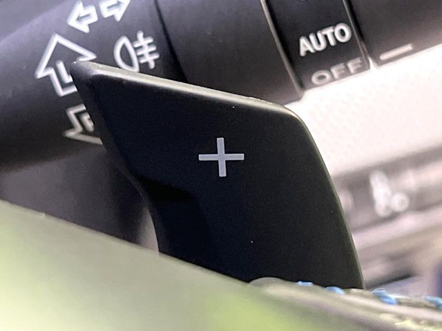 【パドルシフト】ハンドルから手を離さずに素早くシフトアップ&ダウンができるので、エンジンブレーキを使う下り坂や高速道路の合流で加速したい場面で役立ちます。