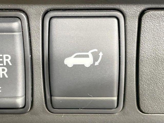 【パワーバックドア】スマートキーや運転席のボタンを押すだけでリアゲートが自動で開閉します!荷物を持っている時や、高い位置にあるバックドアを閉める際に便利な機能です♪