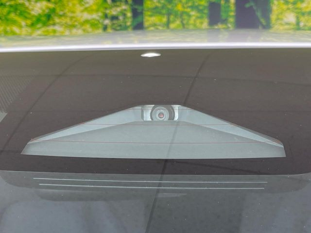 【トヨタセーフティセンス】走行中に前方の車両等を認識し、衝突しそうな時は警報とブレーキで衝突回避と被害軽減をアシスト。より安全にドライブをお楽しみいただけます。