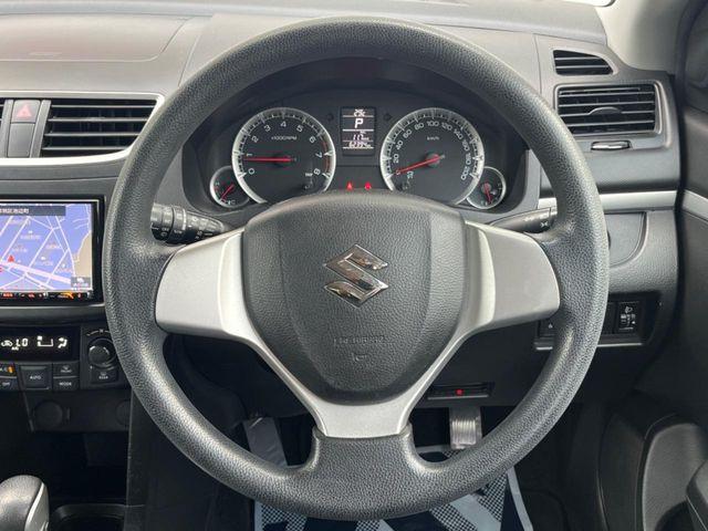 �C���e���A�ɍ��킹���f�U�C���̃X�e�A�����O�́A�^�]�������̂��Ƃ��l���A�^�]���₷���`��A�傫���ł��B�����x�A���ۂɐG���Ă��m���߂��������B