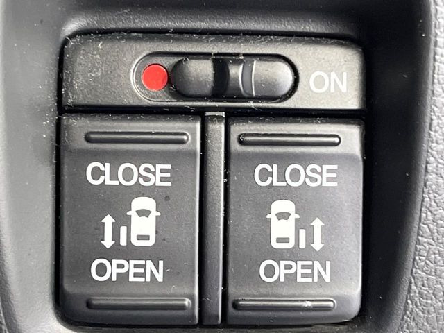 【両側パワースライドドア】スマートキーや運転席のスイッチで後席両側スライドドアの開閉が可能♪電動だから力を入れてドアを開ける必要が無く、小さなお子様でも簡単に開け閉めでき快適です♪