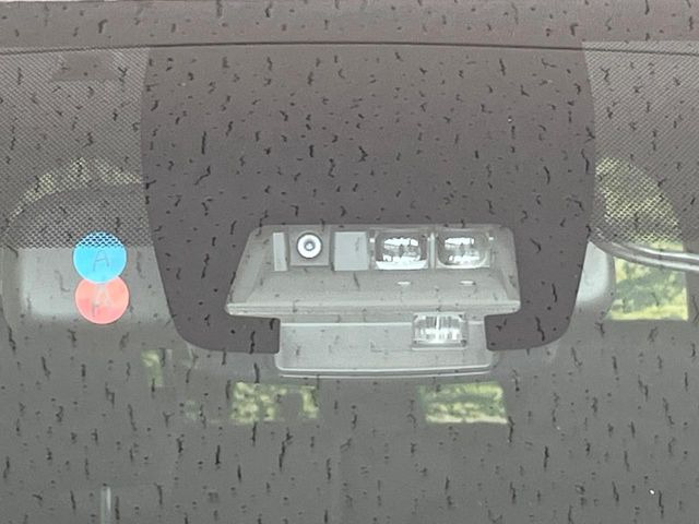【トヨタセーフティセンス】走行中に前方の車両等を認識し、衝突しそうな時は警報とブレーキで衝突回避と被害軽減をアシスト。より安全にドライブをお楽しみいただけます。