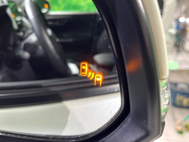 【ブラインドスポットモニター】走行中、ドアミラーの死角になりやすい箇所に後続車が接近するとサイドミラーのレンズに警告を表示!ドライバーに注意喚起をしてくれます。