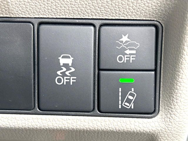 【ホンダセンシング】走行中に前方の車両等を認識し、衝突しそうな時は警報とブレーキで衝突回避と被害軽減をアシスト。より安全にドライブをお楽しみいただけます。