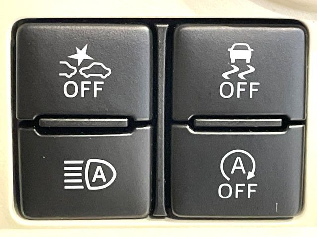 【スマートアシスト3】走行中に前方の車両等を認識し、衝突しそうな時は警報とブレーキで衝突回避と被害軽減をアシスト。より安全にドライブをお楽しみいただけます。