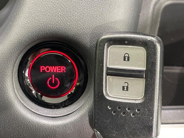 �yHonda�X�}�[�g�L�[�z�J�o����|�P�b�g�ɓ��ꂽ�܂܂ł��h�A�̎{���E�������\�ȃX�}�[�g�L�[�𑕔��B�G���W���̃I���E�I�t�����J�M�����o���K�v����������Ƃ��Ă��֗��ł���