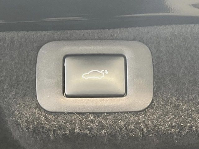 【パワートランクリッド】スマートキーや運転席のボタンを押すだけでリアゲートが自動で開閉します!荷物を持っている時や、高い位置にあるバックドアを閉める際に便利な機能です♪