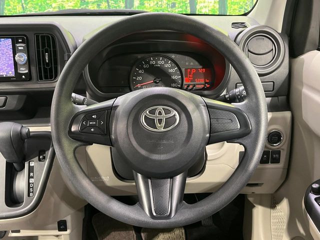 �C���e���A�ɍ��킹���f�U�C���̃X�e�A�����O�́A�^�]�������̂��Ƃ��l���A�^�]���₷���`��A�傫���ł��B�����x�A���ۂɐG���Ă��m���߂��������B