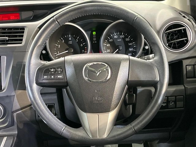 インテリアに合わせたデザインのステアリングは、運転される方のことも考え、運転しやすい形状、大きさです。是非一度、実際に触ってお確かめください。
