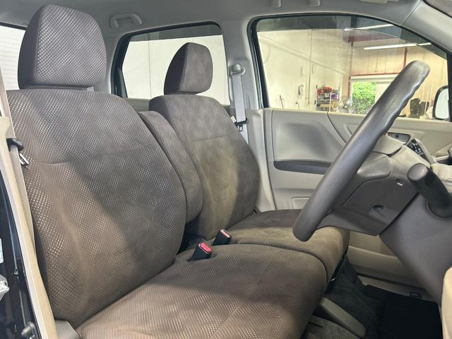 運転席シート廻りは使用感も少なく、良好な状態となっています。丁寧に使われていたことがよくわかりますね。