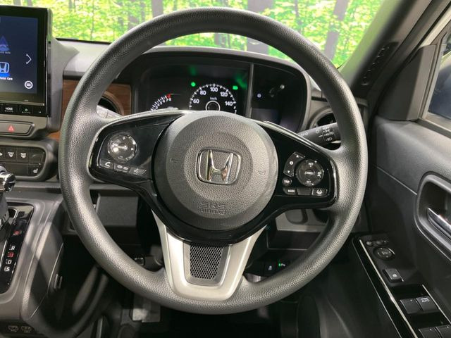 インテリアに合わせたデザインのステアリングは、運転される方のことも考え、運転しやすい形状、大きさです。是非一度、実際に触ってお確かめください。