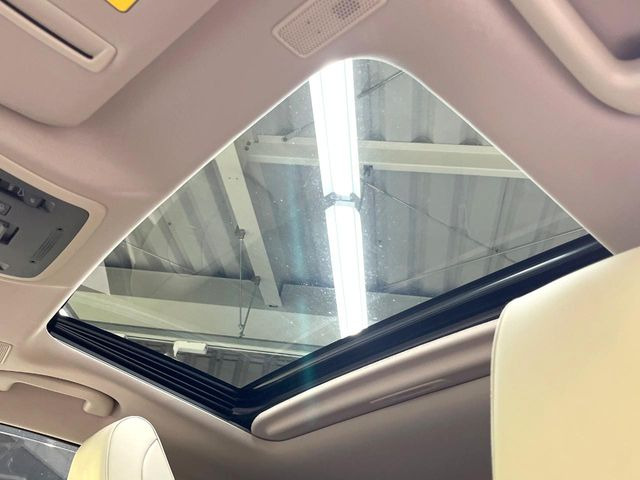【サンルーフ】ボタンひとつで開閉可能!開放感たっぷりのサンルーフが装着されています!車内に明かりを取り入れたり景色を楽しむ以外にも、よどみがちな車内の空気も簡単に換気できて快適です!