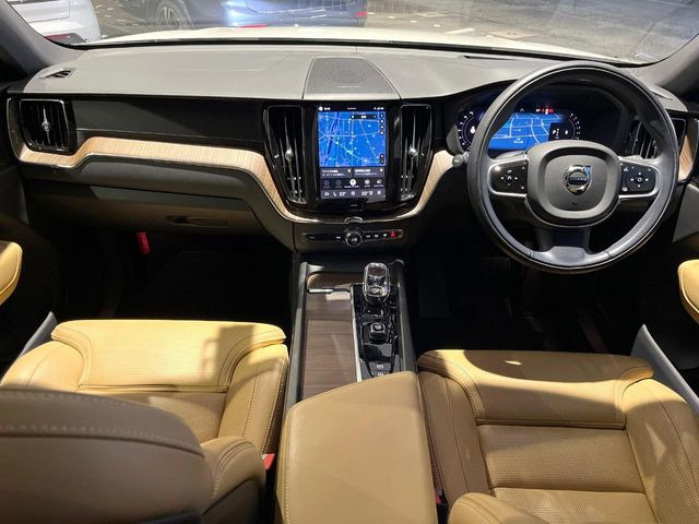XC60B5 AWD インスクリプション 4WD