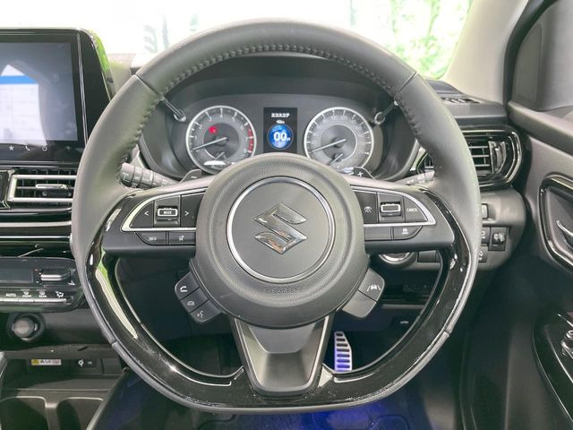 �C���e���A�ɍ��킹���f�U�C���̃X�e�A�����O�́A�^�]�������̂��Ƃ��l���A�^�]���₷���`��A�傫���ł��B�����x�A���ۂɐG���Ă��m���߂��������B