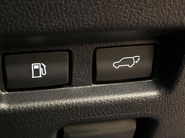 【パワーバックドア】スマートキーや運転席のボタンを押すだけでリアゲートが自動で開閉します!荷物を持っている時や、高い位置にあるバックドアを閉める際に便利な機能です♪