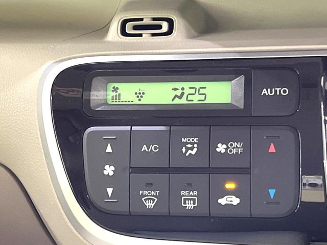 【オートエアコン】一度お好みの温度に設定すれば、車内の温度を検知し風量や温度を自動で調整。暑い&hellip;寒い&hellip;と何度もスイッチ操作をする必要はありません。快適な車内空間には必須の機能ですね♪