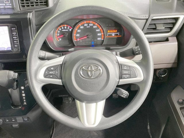�C���e���A�ɍ��킹���f�U�C���̃X�e�A�����O�́A�^�]�������̂��Ƃ��l���A�^�]���₷���`��A�傫���ł��B�����x�A���ۂɐG���Ă��m���߂��������B