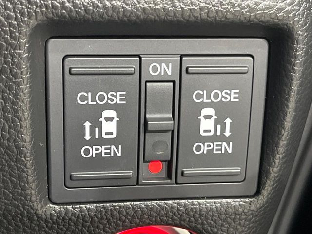 【両側パワースライドドア】スマートキーや運転席のスイッチで後席両側スライドドアの開閉が可能♪電動だから力を入れてドアを開ける必要が無く、小さなお子様でも簡単に開け閉めでき快適です♪