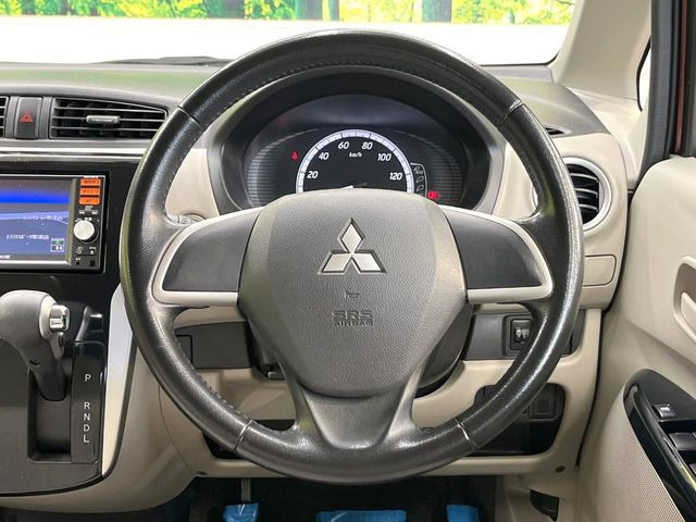 �C���e���A�ɍ��킹���f�U�C���̃X�e�A�����O�́A�^�]�������̂��Ƃ��l���A�^�]���₷���`��A�傫���ł��B�����x�A���ۂɐG���Ă��m���߂��������B