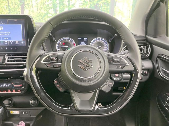 �C���e���A�ɍ��킹���f�U�C���̃X�e�A�����O�́A�^�]�������̂��Ƃ��l���A�^�]���₷���`��A�傫���ł��B�����x�A���ۂɐG���Ă��m���߂��������B