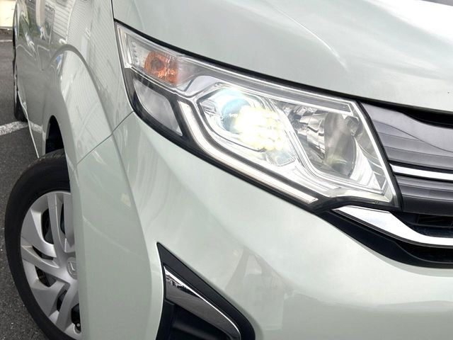 【LEDヘッドライト】悪天候や夜間走行時も良好な視界を確保し安心して運転できる高輝度LEDヘッドライトを装備!点灯速度が早く、消費電力も抑えられています。