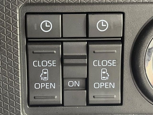 【両側パワースライドドア】スマートキーや運転席のスイッチで後席両側スライドドアの開閉が可能♪電動だから力を入れてドアを開ける必要が無く、小さなお子様でも簡単に開け閉めでき快適です♪