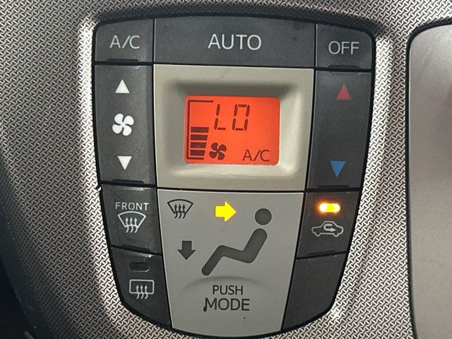 【オートエアコン】一度お好みの温度に設定すれば、車内の温度を検知し風量や温度を自動で調整。暑い&hellip;寒い&hellip;と何度もスイッチ操作をする必要はありません。快適な車内空間には必須の機能ですね♪