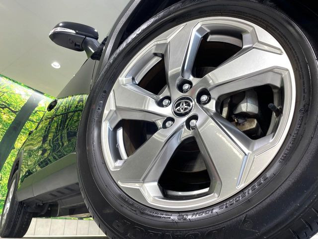 【純正18インチアルミホイール】外観にマッチした純正アルミホイールを装着しております。各種社外アルミホイールや、スタッドレスタイヤも取扱いしております。是非ご相談ください♪