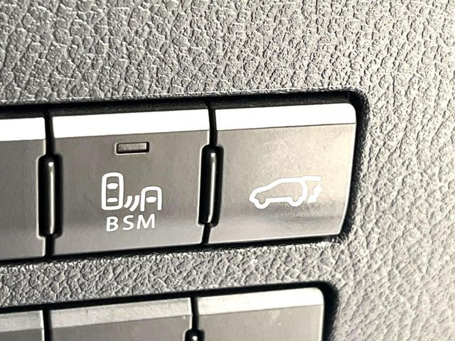 【パワーバックドア】スマートキーや運転席のボタンを押すだけでリアゲートが自動で開閉します!荷物を持っている時や、高い位置にあるバックドアを閉める際に便利な機能です♪