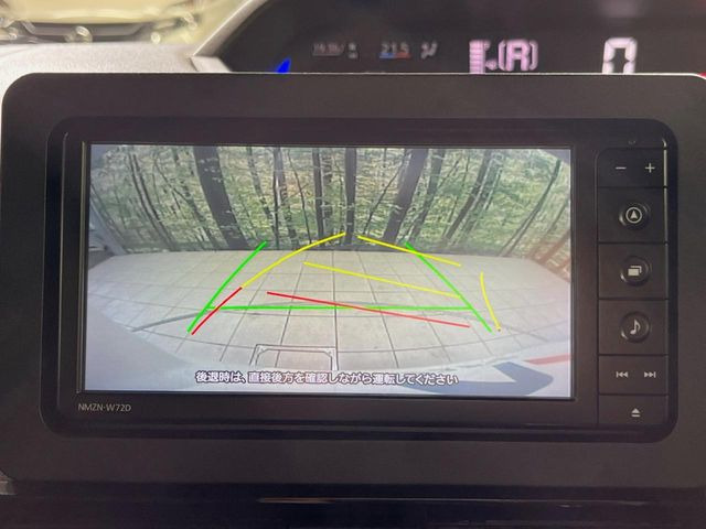 【バックカメラ】駐車時に後方がリアルタイム映像で確認できます。大型商業施設や立体駐車場での駐車時や、夜間のバック時に大活躍!運転スキルに関わらず、今や必須となった装備のひとつです!