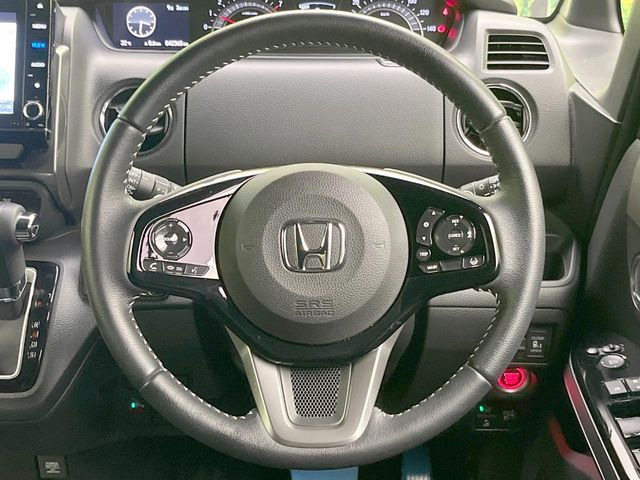 【純正革巻きステアリング】上質な革を使用することで、手にしっかり馴染みとても運転しやすいハンドルです♪