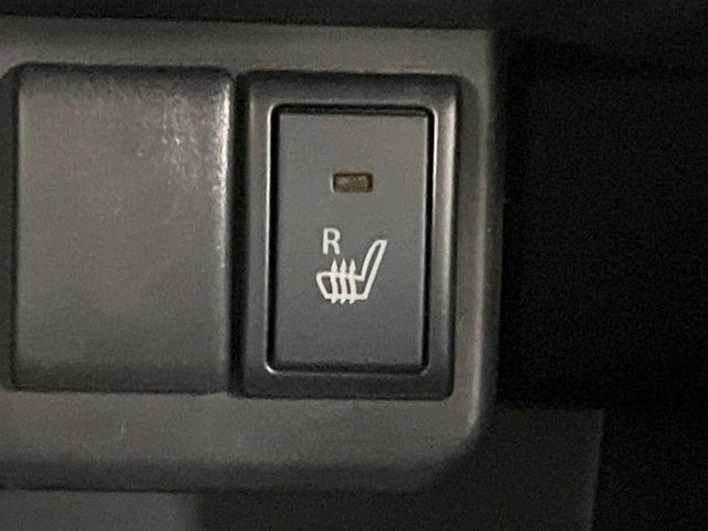 【シートヒーター】寒い日に重宝するシートヒーター!エアコンより早く温まってくれるので寒がりの人も安心ですね♪エアコンの温風は乾燥するから苦手、という方にもをおすすめです。