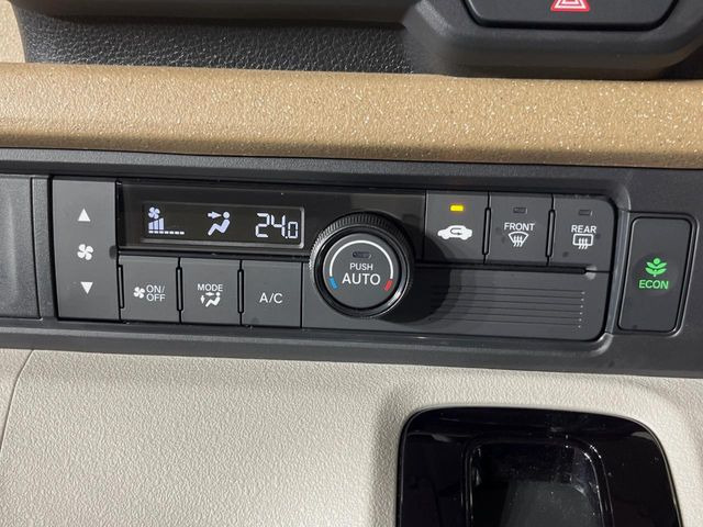 【オートエアコン】一度お好みの温度に設定すれば、車内の温度を検知し風量や温度を自動で調整。暑い&hellip;寒い&hellip;と何度もスイッチ操作をする必要はありません。快適な車内空間には必須の機能ですね♪