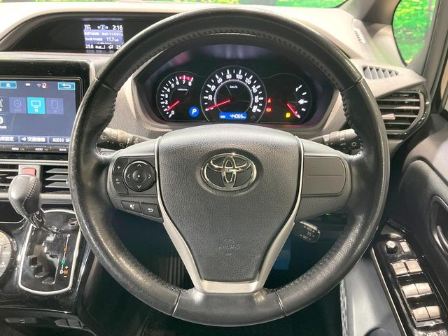 【純正革巻きステアリング】上質な革を使用することで、手にしっかり馴染みとても運転しやすいハンドルです♪